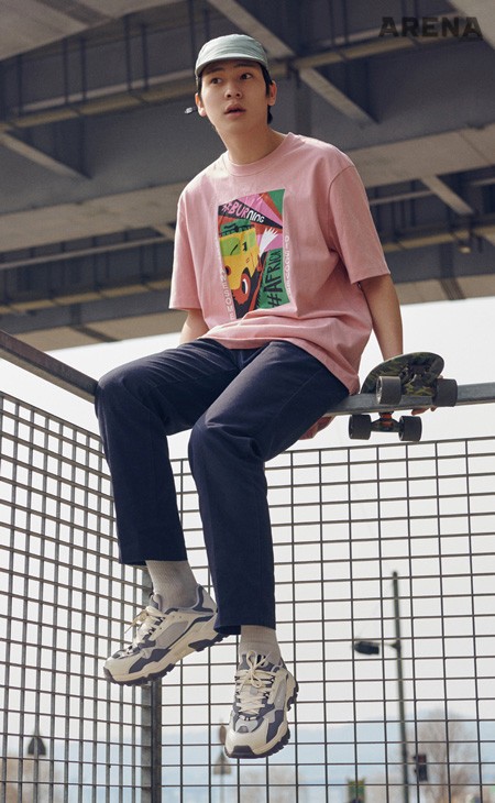 분홍색 프린트 티셔츠·투톤 컬러 버킷 디워커 모두 디스커버리 익스페디션 제품.