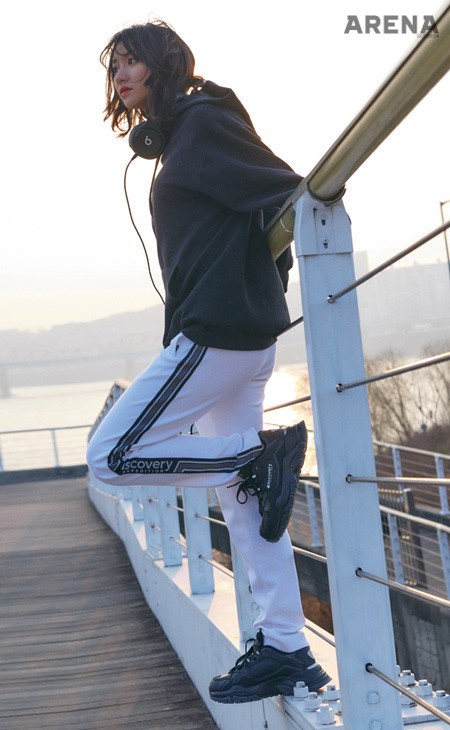 검은색 후드 티셔츠·라이닝이 들어간 흰색 트레이닝팬츠·검은색 버킷 디워커 모두 디스커버리 익스페디션 제품.