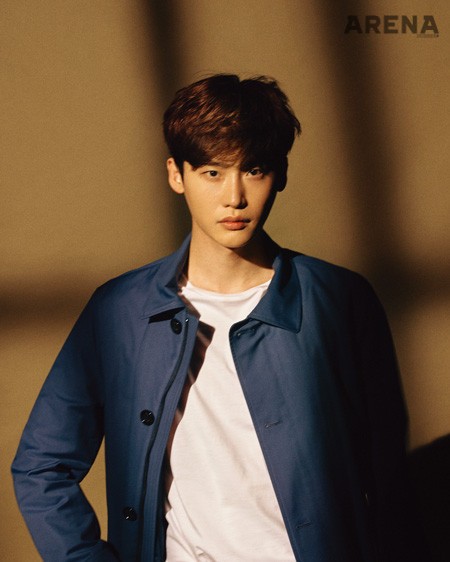 옅은 파란색 코트 67만원·흰색 티셔츠 10만5천원 모두 휴고 보스 제품.