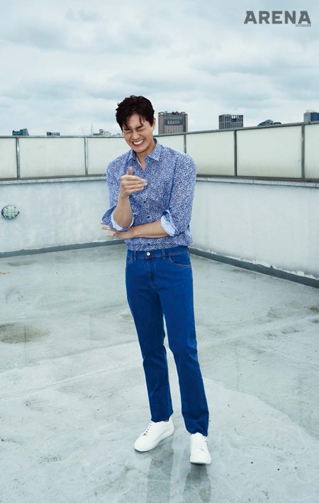 네이비 패턴 셔츠 59만9천원·데님 팬츠 79만원 모두 에스.티. 듀퐁, 화이트 젯 스니커즈 39만9천원 에스.티. 듀퐁 슈즈 제품.