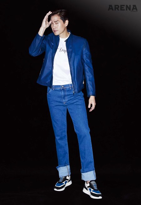 블루 레더 재킷 2백99만원·화이트 로고 티셔츠 39만9천원·데님 팬츠 79만원 모두 에스.티. 듀퐁, 슬림 젯 어글리 스니커즈 32만9천원 에스.티. 듀퐁 슈즈 제품.