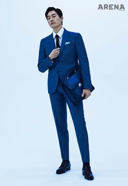 네이비 수트 2백99만원·화이트 셔츠 49만9천원·버건디 니트 타이 24만9천원·블루 아뜰리에 브리프케이스 3백99만원 모두 에스.티. 듀퐁, 브라운 아뜰리에 더비 슈즈 65만9천원 에스.티. 듀퐁 슈즈 제품.