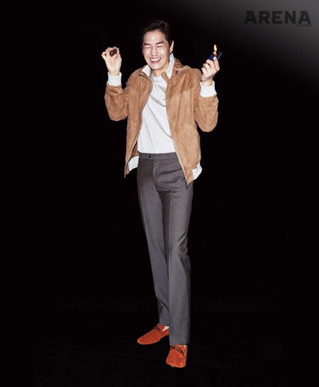 베이지 스웨이드 후드 블루종 4백59만원·그레이 패턴 티셔츠 75만9천원·브라운 울 팬츠 89만원·블루 아뜰리에 라이터 2백9만원 모두 에스.티. 듀퐁, 오렌지 아뜰리에 스웨이드 로퍼 49만9천원 에스.티. 듀퐁 슈즈 제품.