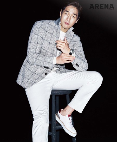 베이지 체크 재킷 2백29만원·아이보리 니트 79만원·화이트 팬츠 79만원·블랙 레더 스트랩 하이퍼돔 시계 79만원 모두 에스.티. 듀퐁, 보르도 젯 스니커즈 49만9천원 에스.티. 듀퐁 슈즈 제품.