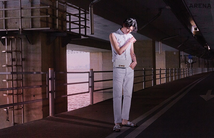 데님 베스트·데님 팬츠·가죽 벨트 백·가죽 슬리퍼·메두사 디테일 링·체인 링 모두 가격미정 베르사체, 골드 체인 브레이슬릿 가격미정 보테가 베네타 제품.