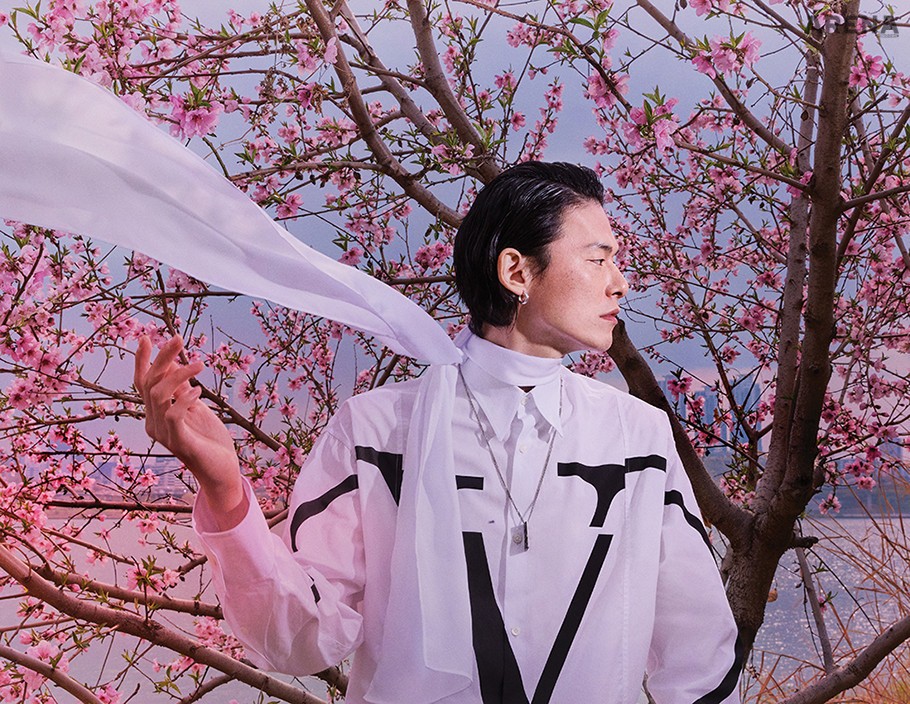 로고 장식 셔츠 가격미정 발렌티노, 스퀘어 펜던트 네크리스 가격미정 루이 비통, 실크 스카프 에디터 소장품.