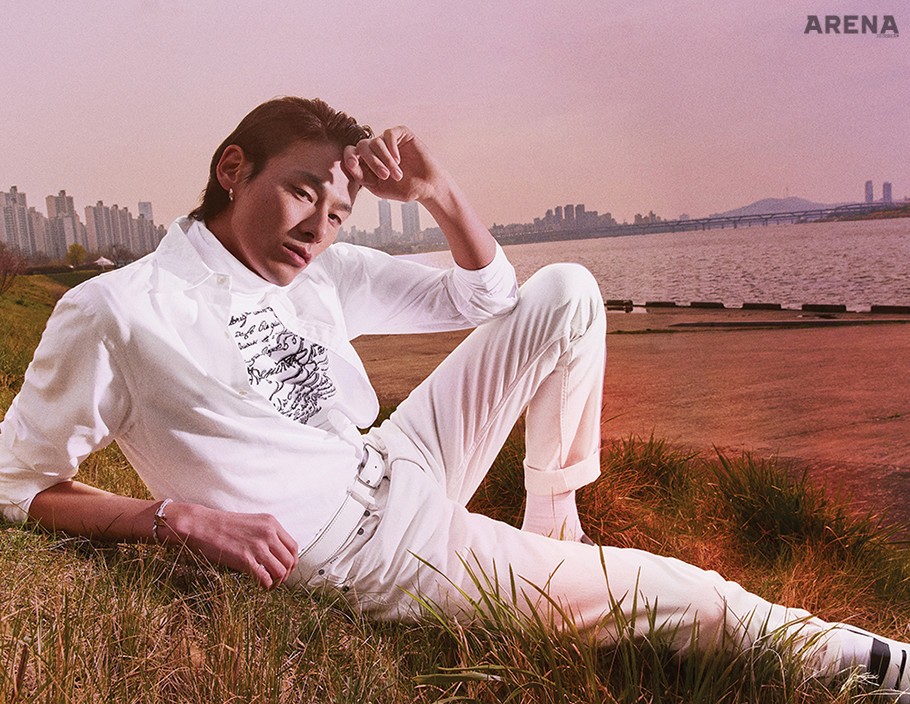 옥스퍼드 셔츠·데님 팬츠 모두 가격미정 폴로 랄프 로렌, 터틀넥 톱 가격미정 캘빈클라인 진, 레터링 티셔츠 69만원·카프스킨 로퍼 1백73만원 모두 벨루티, 벨트 에디터 소장품.