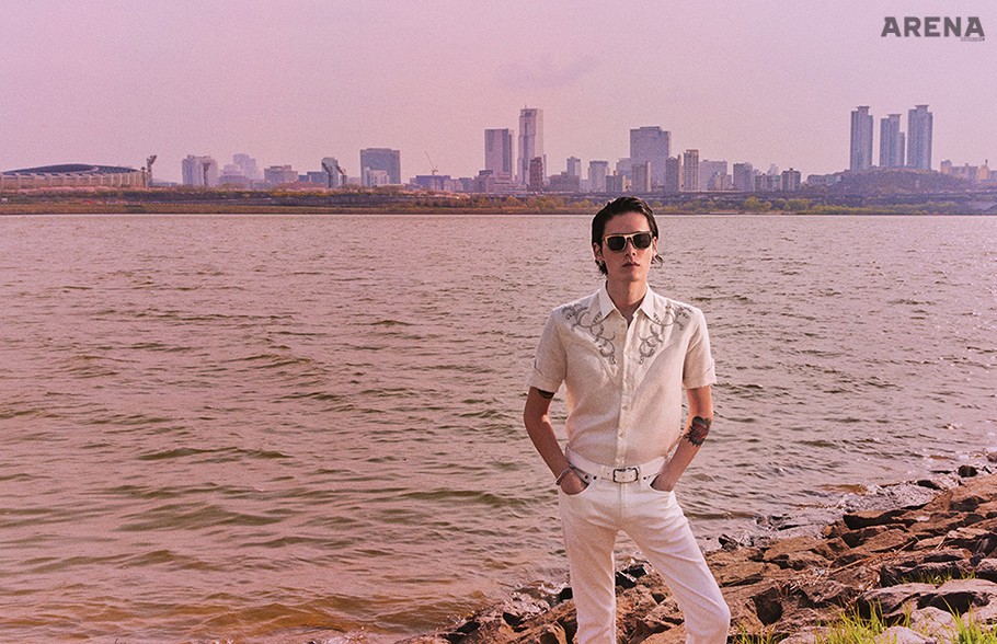  스터드 장식 셔츠 가격미정 생 로랑 by 안토니 바카렐로, 데님 팬츠 가격미정 폴로 랄프 로렌, 모노그램 림 선글라스 가격미정 루이 비통, 벨트 에디터 소장품.