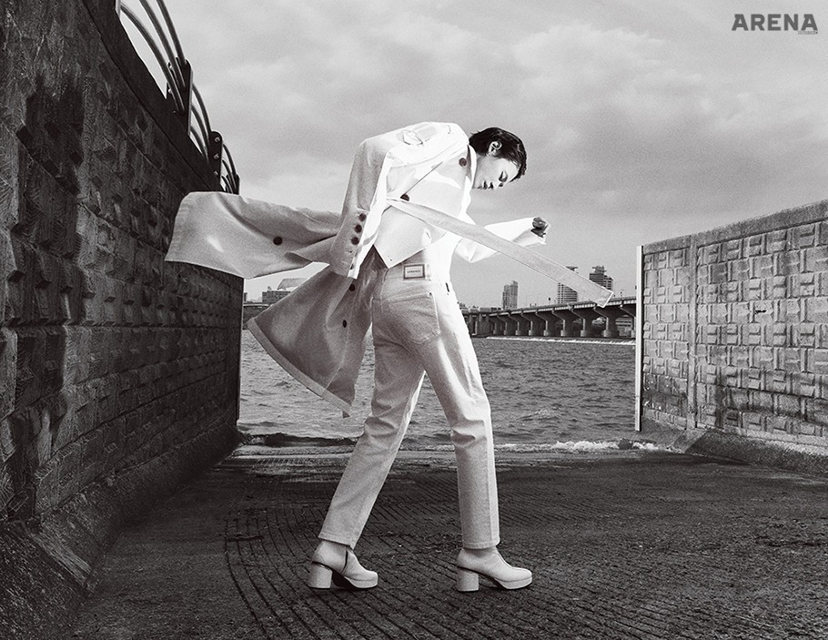 트렌치코트 56만8천원 뮤제, 시스루 티셔츠 가격미정 루이 비통, 데님 팬츠 가격미정 베르사체, 플랫폼 부츠 가격미정 우영미 제품.