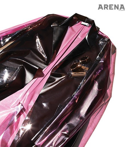 앞은 반투명한 검은색, 뒤판은 얇고 투명한 코트 가격미정 디올 맨 제품.