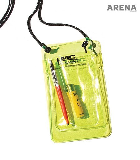 작은 소지품을 넣을 수 있는 형광 연두색 포켓 파우치 2만9천원 LMC 제품.