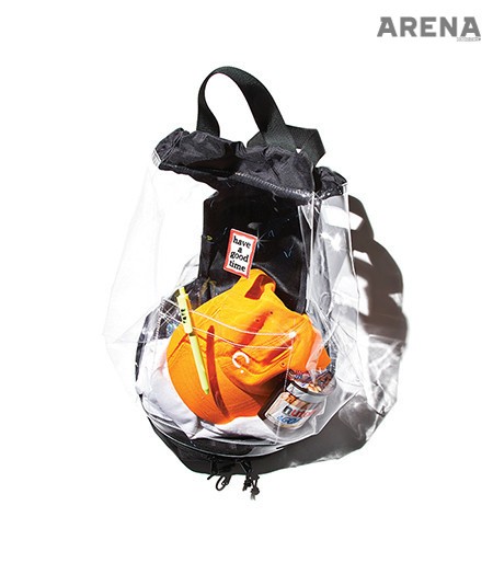 검은색 나일론 소재와 매치한 투명한 비치백 5만9천원 해브어굿타임 제품.
