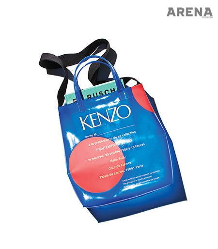 반투명한 파란색, 도톰하고 탄탄한 소재의 크로스백 25만원 겐조 옴므 제품.