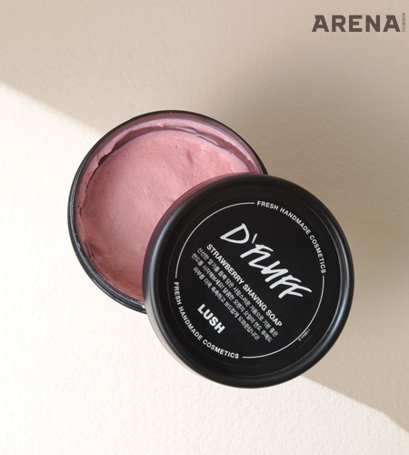 1 비타민이 풍부한 딸기와 코코넛 오일을 함유한 셰이빙 솝 디플러프 150g 3만2천원 러쉬 제품.