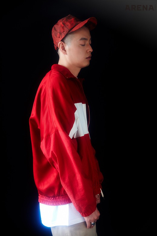 배색 트랙 수트 재킷은 메종 유레카 by 1LDK SEOUL, 흰색 티셔츠는 레이시소, 베이지색 팬츠는 유니버설 프로덕트, 카무플라주 캡은 C.P. 컴퍼니 제품.