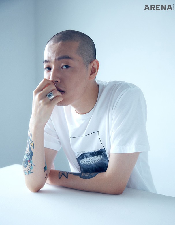 흰색 티셔츠는 스톤아일랜드, 실버 링은 아와시안 제품.