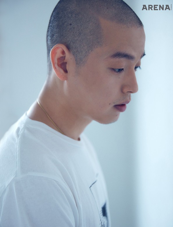 흰색 티셔츠는 스톤아일랜드, 골드 네크리스는 아와시안 제품.