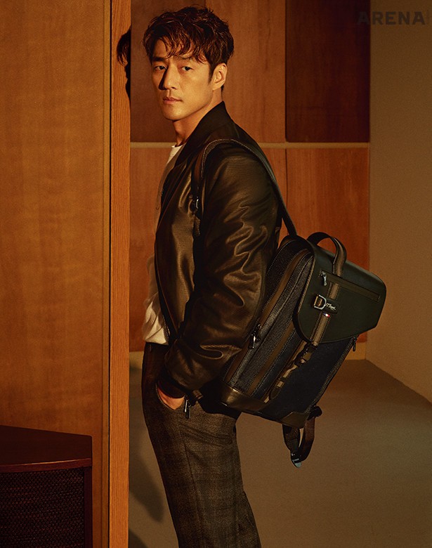 활동성이 뛰어난 검은색 양가죽 블루종 3백99만원·흰색 로고 티셔츠 39만9천원·회색 체크 팬츠 가격미정·삼색 디테일이 가미된 데피 밀레니엄 백팩 1백만원 모두 에스.티. 듀퐁 파리 제품.