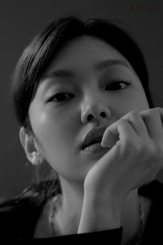 톱은 렉토, 네크리스는 솜므 스튜디오 by 에보키니 제품.