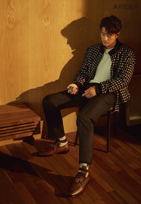 체크무늬 울 소재 블루종·부드러운 크림색 니트·진회색 팬츠 모두 가격미정·파리 지도가 각인된 파리 윗 러브 리미티드 에디션 라이터 2백만원 모두 에스.티. 듀퐁 파리, 로고 장식과 가죽 위빙이 포인트인 갈색 로퍼 49만9천원 에스.티. 듀퐁 슈즈 제품.