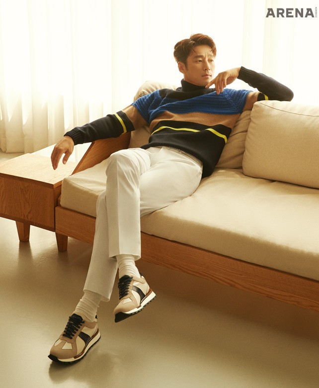 네온 색상이 포인트로 들어간 터틀넥 니트 1백29만원·흰색 팬츠 가격미정 모두 에스.티. 듀퐁 파리, 측면에 파티나 기법을 적용해 세련되면서도 경쾌한 스니커즈 49만9천원 에스.티. 듀퐁 슈즈 제품.