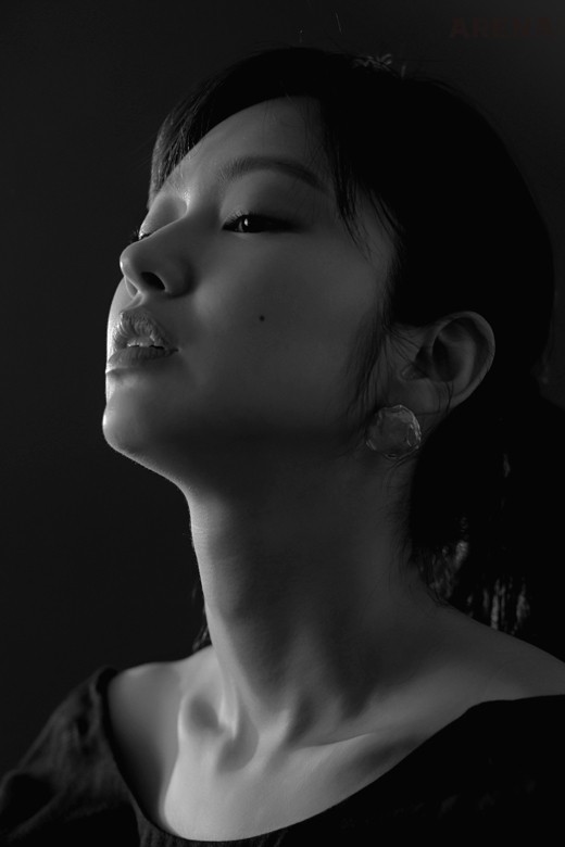 톱은 문탠, 스커트는 바네사 브루노, 이어링은 에스실 제품.