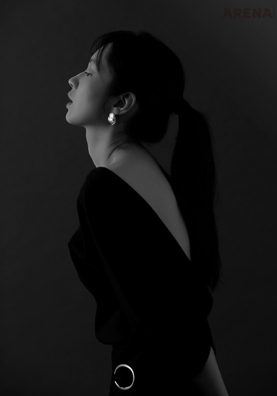 톱은 문탠, 스커트는 바네사 브루노, 이어링은 에스실 제품.