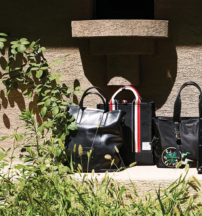 로고 장식이 있는 검은색 가죽 토트백 2백19만원 지방시, 브랜드의 시그너처인 삼색 줄무늬로 포인트를 준 검은색 캔버스 토트백 2백60만원 톰 브라운, 번개와 하트 패치의 테크니컬 패브릭 토트백 3백27만원 프라다 제품. 