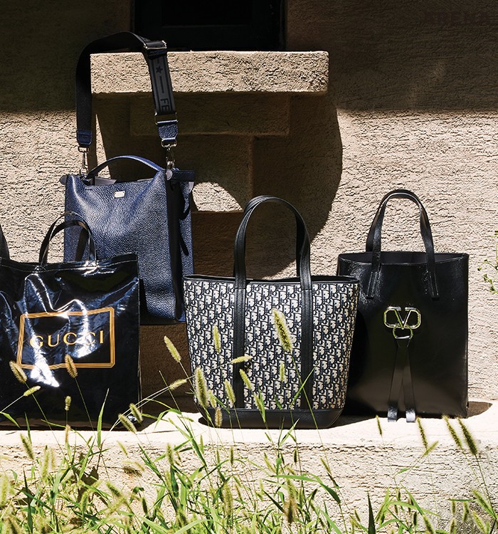 광택이 돋보이는 코팅 코튼 토트백 1백1만원 구찌, 스트랩을 연결할 수 있는 피카부 엑스라이트 가격미정 펜디, 로고 패턴 패브릭으로 만든 디올 오블리크 카바 토트백 2백90만원 디올 맨, 금속 로고와 리본 장식을 더한 검은색 가죽 토트백 2백96만원 발렌티노 가라바니 제품.