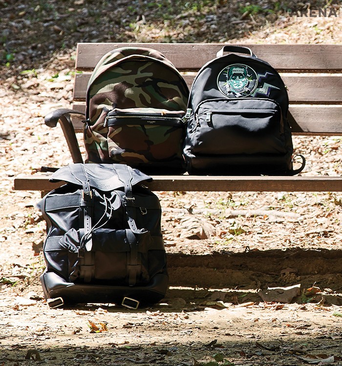 가죽과 나일론을 조합한 프랙션 나일론 백팩 4백35만원 벨루티, 카무플라주 캔버스로 남성미를 강조한 시티 백팩 가격미정 생 로랑 by 안토니 바카렐로, 프랑켄슈타인 패치로 장식한 검은색 백팩 가격미정 프라다 제품. 