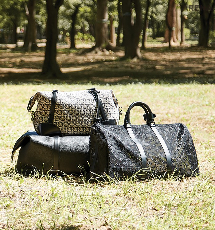 간치니 로고를 현대적으로 해석한 위크엔드백 가격미정 살바토레 페라가모, 큼지막한 사이즈의 버클리 위크엔드백 4백80만원 톰 포드, 속이 훤히 비치는 소재로 만든 블랙 모노그램 시스루 키폴 50 가격미정 루이 비통 제품.