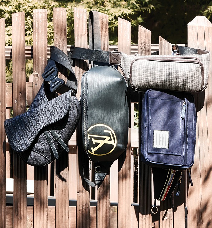 검은색 디올 오블리크 새들백 3백40만원 디올 맨, 노란색 로고가 눈길을 끄는 에피 이니셜 패니팩 가격미정 루이 비통, 갈색 가죽과 캔버스를 조합한 패니팩 1백12만원 토즈, 네임 태그를 붙인 캔버스 보디백 1백45만원 톰 브라운 제품.