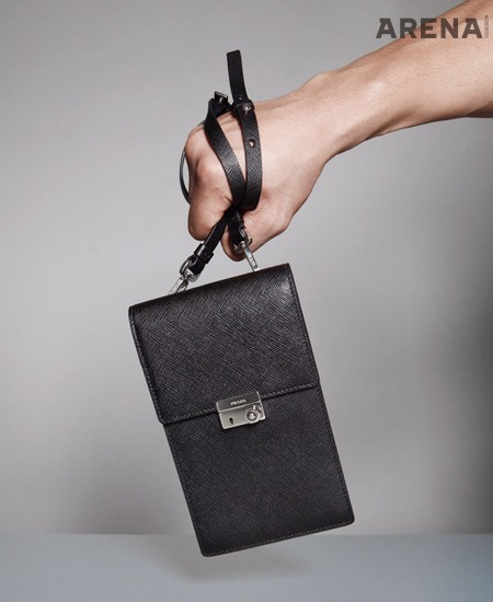 3 스틸 소재 핸들 장식의 스몰 메신저 백 
3백43만5천원 
보테가 베네타 제품.