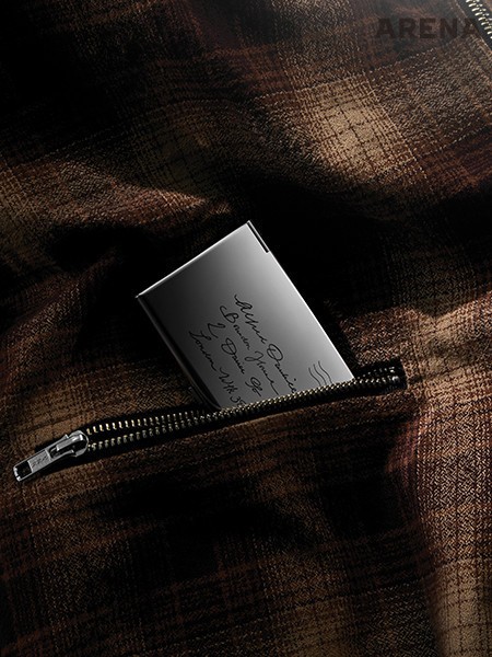 4 레터링 각인을 넣은 메탈 카드홀더 26만원대 던힐 by 미스터포터, 집업 재킷 39만원대 눈 군스 by 매치스패션 제품. 
