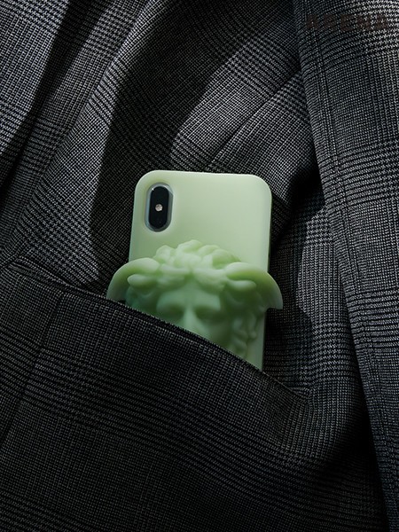 5 야광 고무 소재의 아이폰 X 케이스 20만원 베르사체, 글렌 체크무늬 재킷 가격미정 발렌시아가 제품. 
