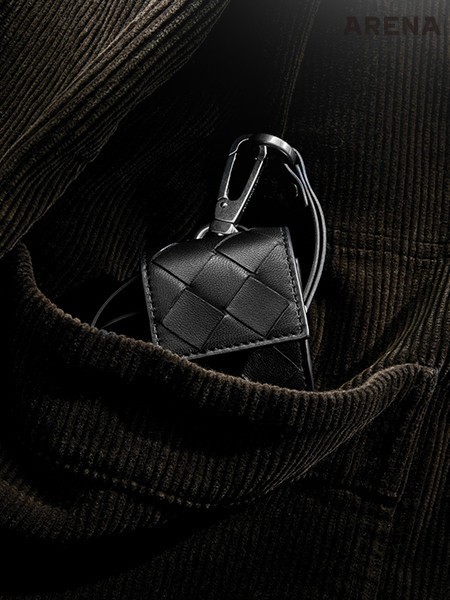 6 목걸이가 달린 인트레치아토 가죽 에어팟 케이스 57만원대 보테가 베네타 by 미스터포터, 코듀로이 재킷 48만원대 MHL by 마가렛 호웰 by 매치스패션 제품.