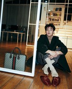 빈티지한 풀색 로덴 코트 4백만원•구찌 라벨 디테일의 캐멀색 울 터틀넥 니트 1백41만원•검은색 부클레 소재 팬츠 1백53만원•홀스빗 디테일의 레더솔 슬라이드 95만원•웹 디테일과 더블 G 메탈 장식이 돋보이는 GG 수프림 캔버스 브리프케이스 2백47만원 모두 구찌 제품.