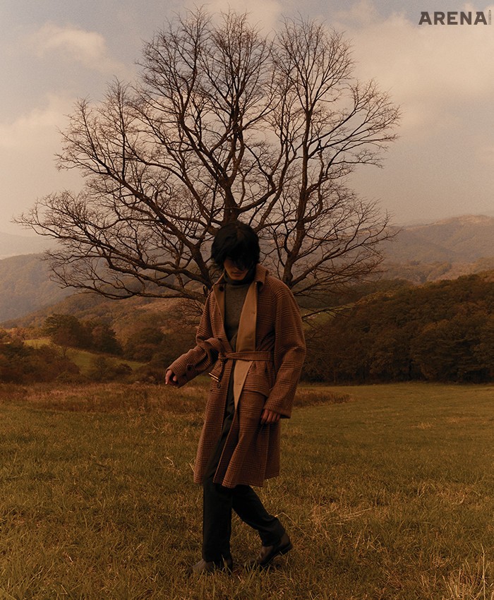 양면으로 입을 수 있는 카 코트·회색 터틀넥 톱·진회색 팬츠·검은색 부츠 모두 가격미정 랄프 로렌 퍼플 라벨 제품.