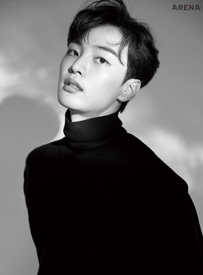 검은색 터틀넥 니트는 지오송지오 제품.