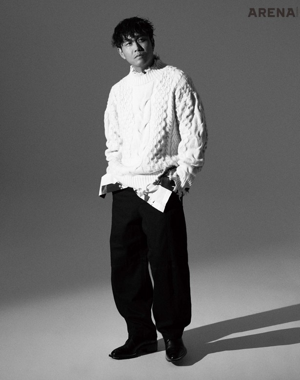 흰색 빈티지 니트는 영오, 레이어드한 흰색 셔츠는 폴 스미스, 검은색 팬츠는 누마레, 슈즈는 펜디 제품.