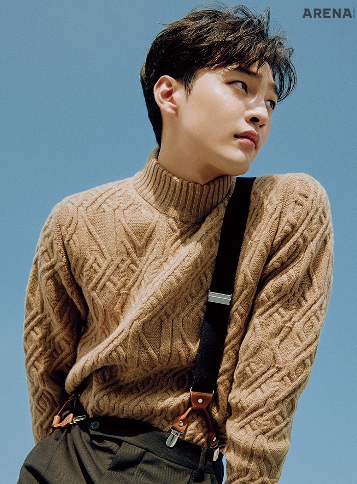 갈색 니트 톱은 DKNY, 팬츠는 MSMG by hanstyle.com, 서스펜더는 스타일리스트 소장품.