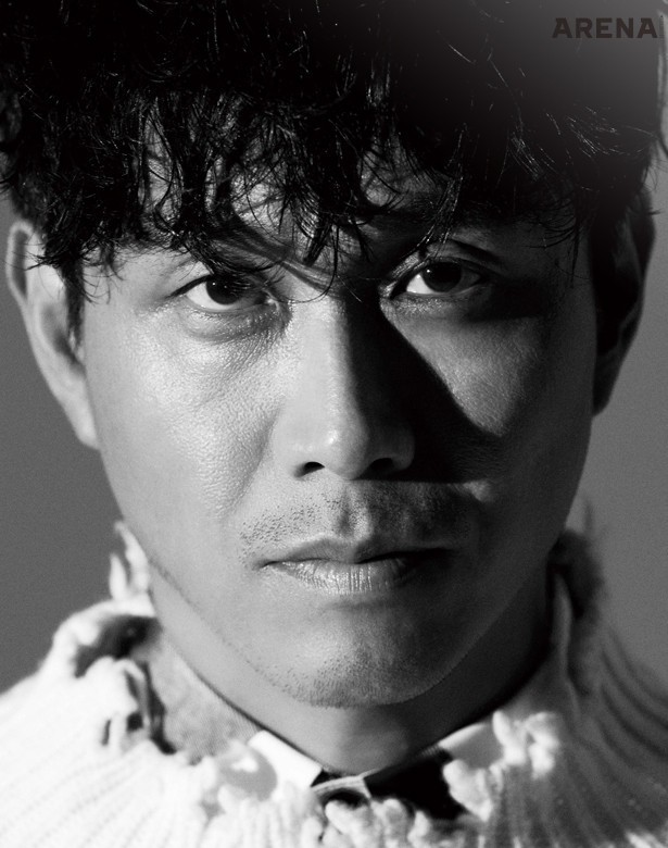 흰색 빈티지 니트는 영오, 레이어드한 흰색 셔츠는 폴 스미스 제품.