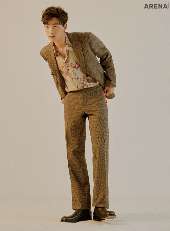 재킷•셔츠•팬츠는 모두 에트로, 첼시 부츠는 코스, 반지는 거스큐 제품.