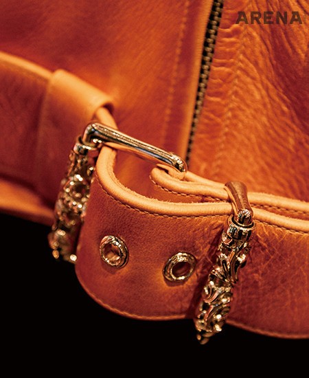 가죽 재킷의 버클과 아일릿에도 크롬하츠만의 섬세한 세공을 더했다. 