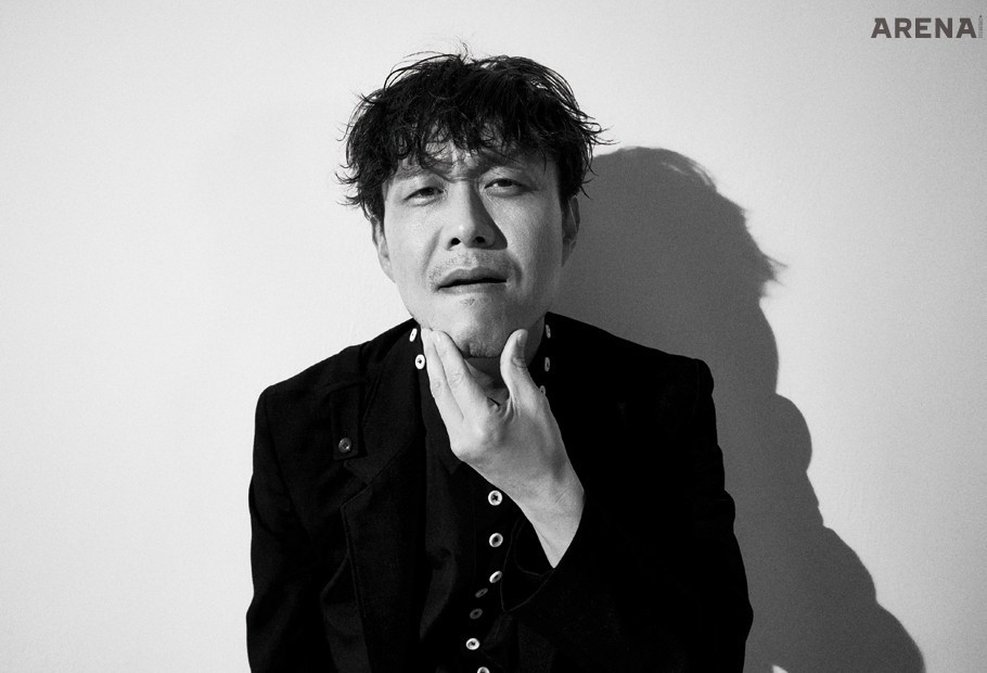 검은색 재킷과 셔츠는 모두 요지 야마모토 제품.