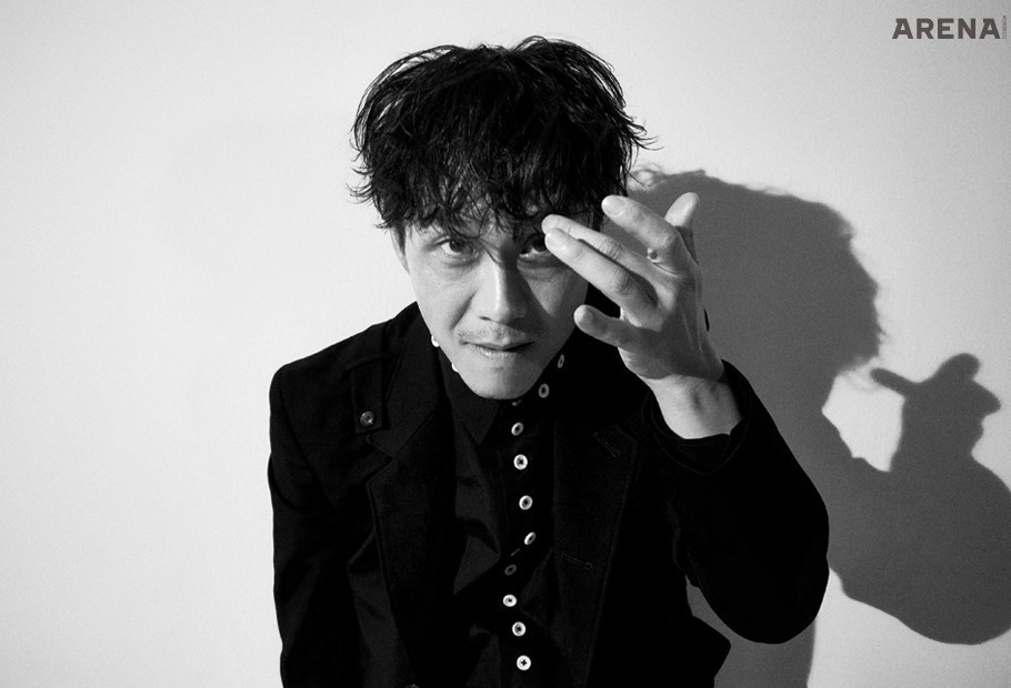 검은색 재킷과 셔츠는 모두 요지 야마모토 제품.