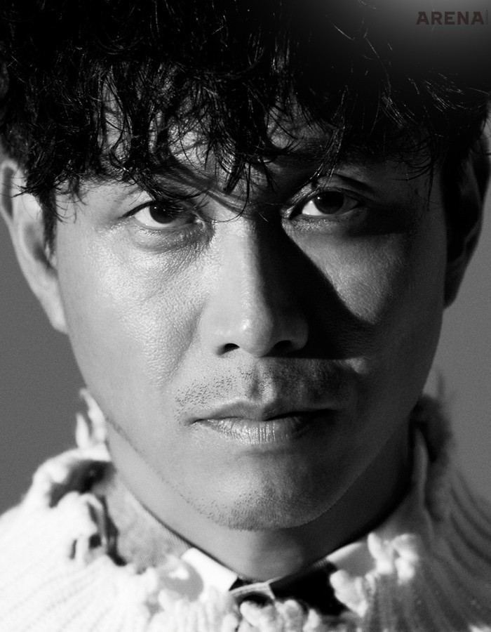 흰색 빈티지 니트는 영오, 레이어드한 흰색 셔츠는 폴 스미스, 검은색 팬츠는 누마레, 슈즈는 펜디 제품.