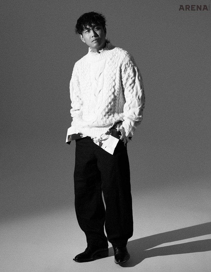 흰색 빈티지 니트는 영오, 레이어드한 흰색 셔츠는 폴 스미스, 검은색 팬츠는 누마레, 슈즈는 펜디 제품.