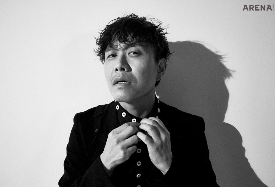 검은색 재킷과 셔츠는 모두 요지 야마모토 제품.