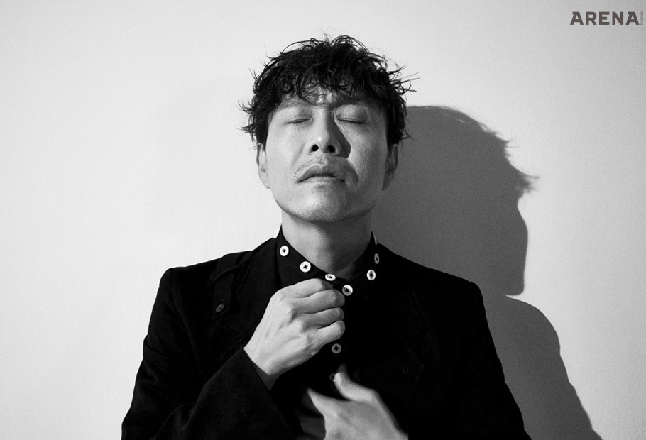 검은색 재킷과 셔츠는 모두 요지 야마모토 제품.